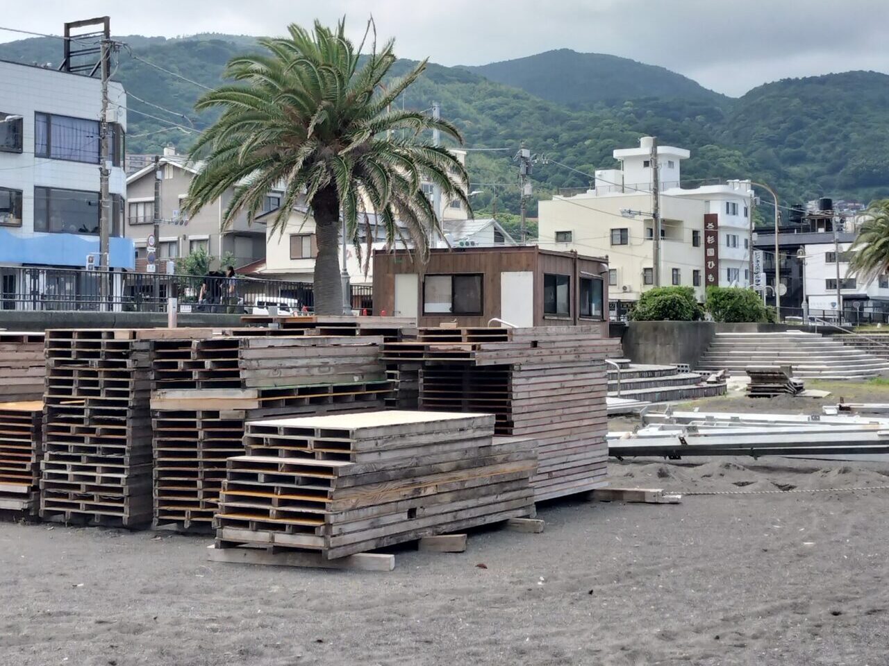 海の家建設中