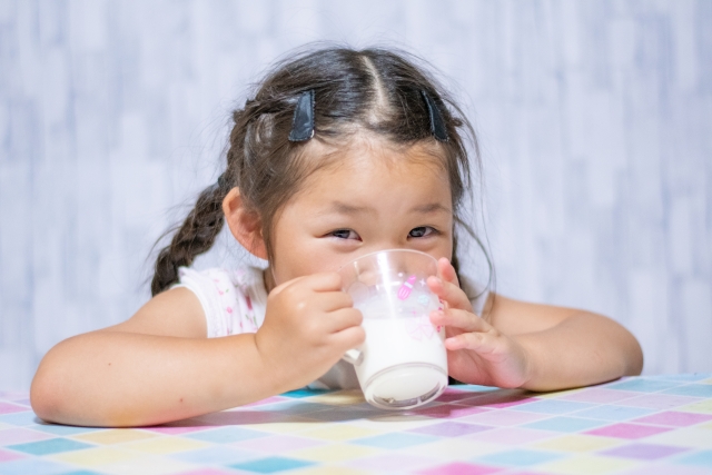 牛乳を飲む少女