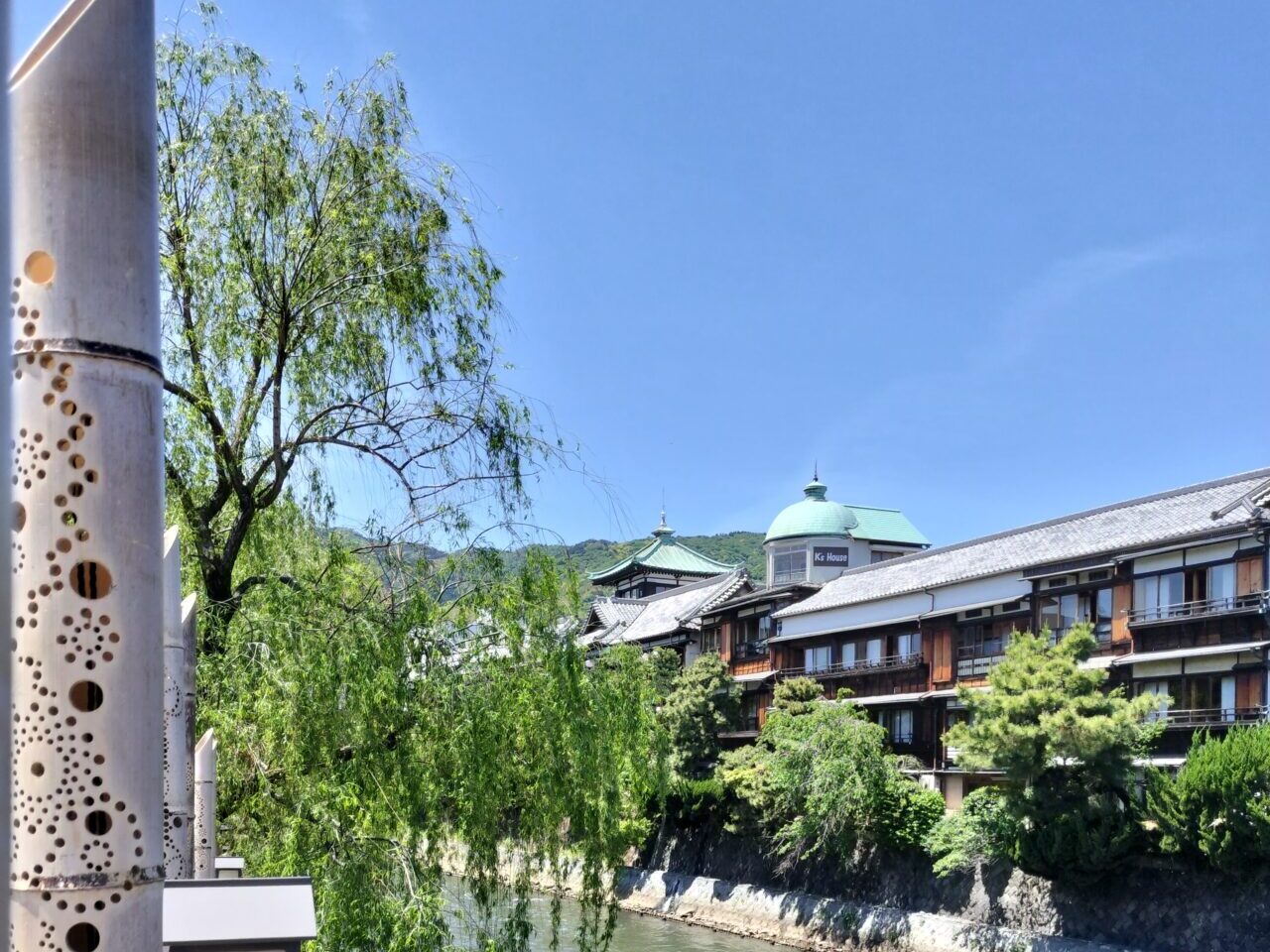 大川橋からの東海館